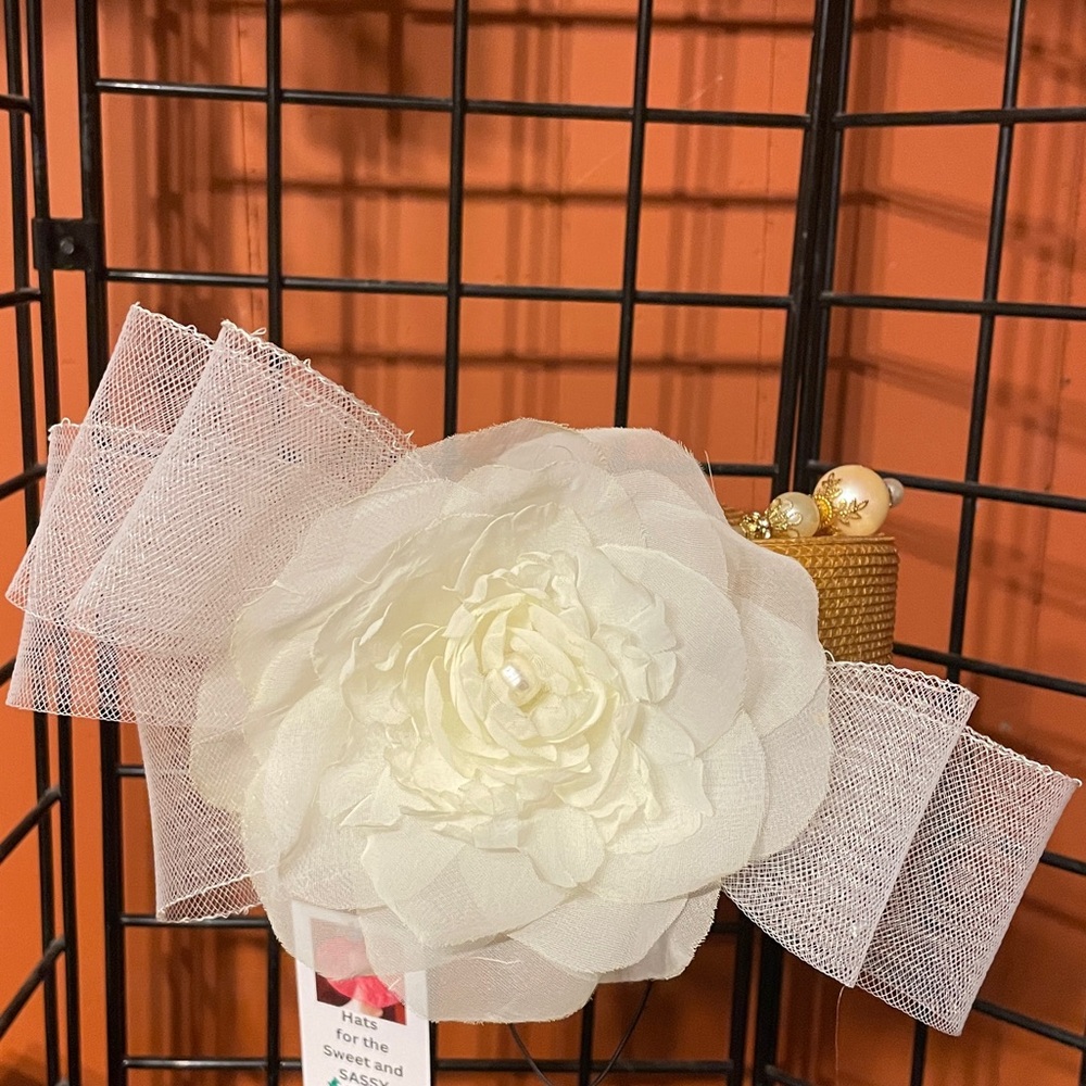 Elegant Cream Floral Hair Accessory